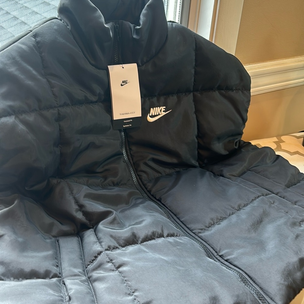 Nike women puffer vest new with tags size small oversized